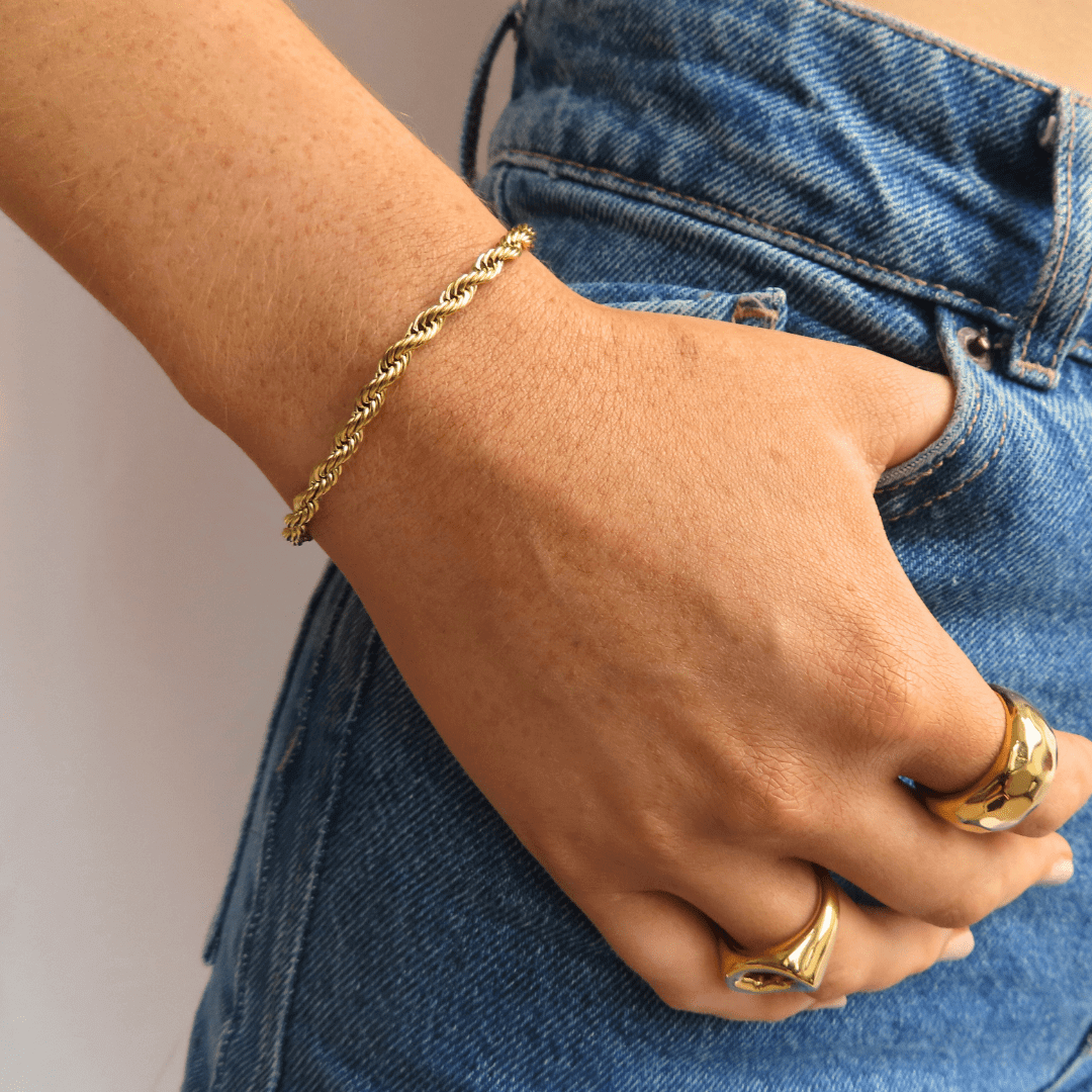 Say hello to the Twist Bracelet! 🌟 This fan favourite features a chic rope detail that’s perfect for adding a touch of sophistication to your bracelet stack. Pair it with the Katie Bracelet for a look that&