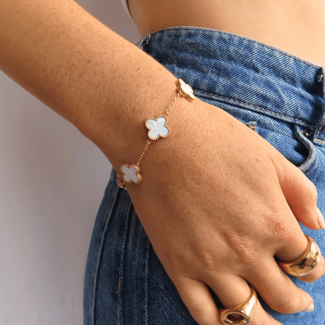 The White Clover Bracelet is perfect for elevating your look for everyday and special occasions. Upgrade your jewellery with our fab designer-inspired clover pieces –the absolute must-haves for your collection. 18K Gold Plated Stainless Steel Water resist