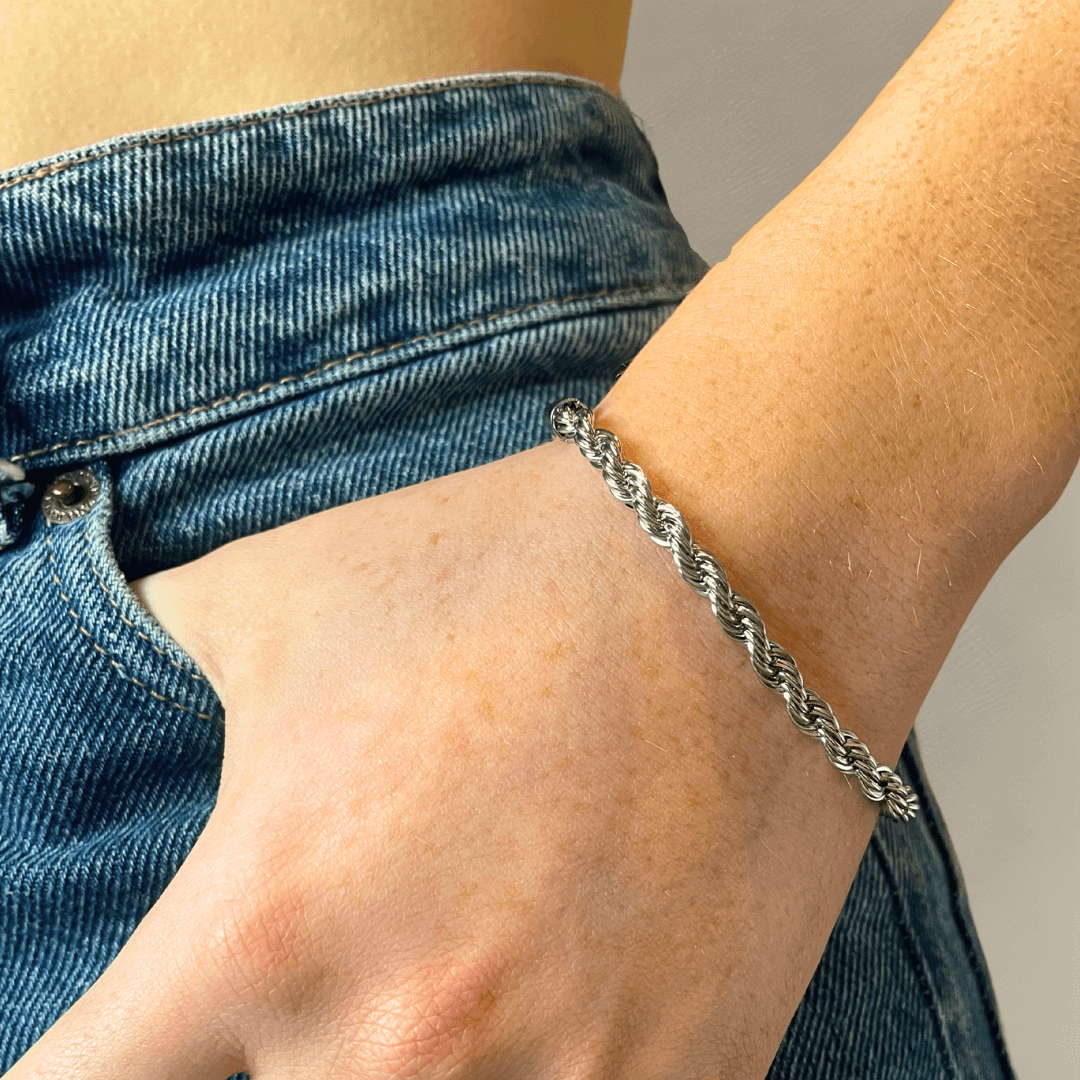 Say hello to the Twist Bracelet! 🌟 This fan favourite features a chic rope detail that’s perfect for adding a touch of sophistication to your bracelet stack. Pair it with the Katie Bracelet for a look that&