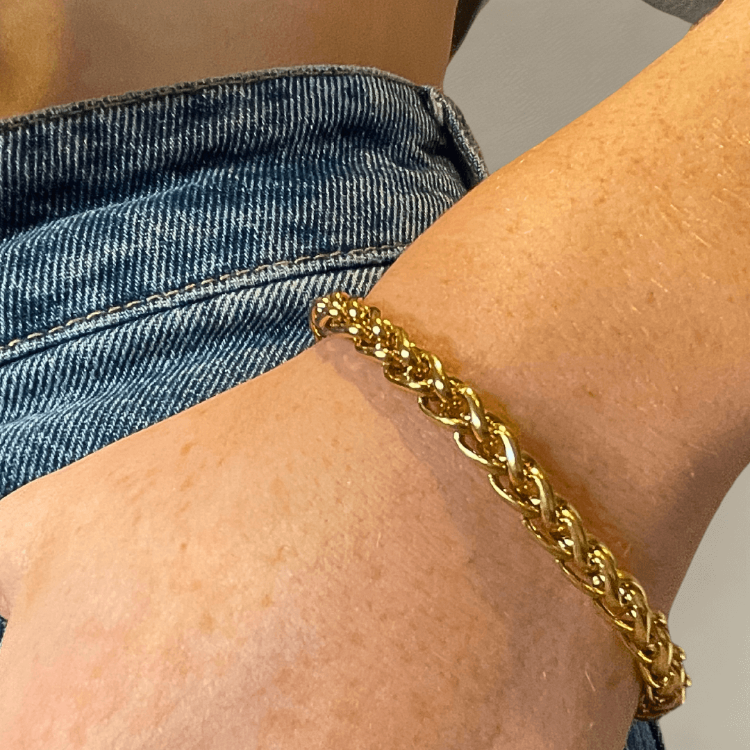 Step up your style game with the Retro Bracelet! ✨ Crafted from 18K gold plated stainless steel, it’s water-resistant, tarnish-free, and nickel-free. This chic piece adds a touch of vintage flair to any look. P.S. If you’re gifting it, don’t forget to add