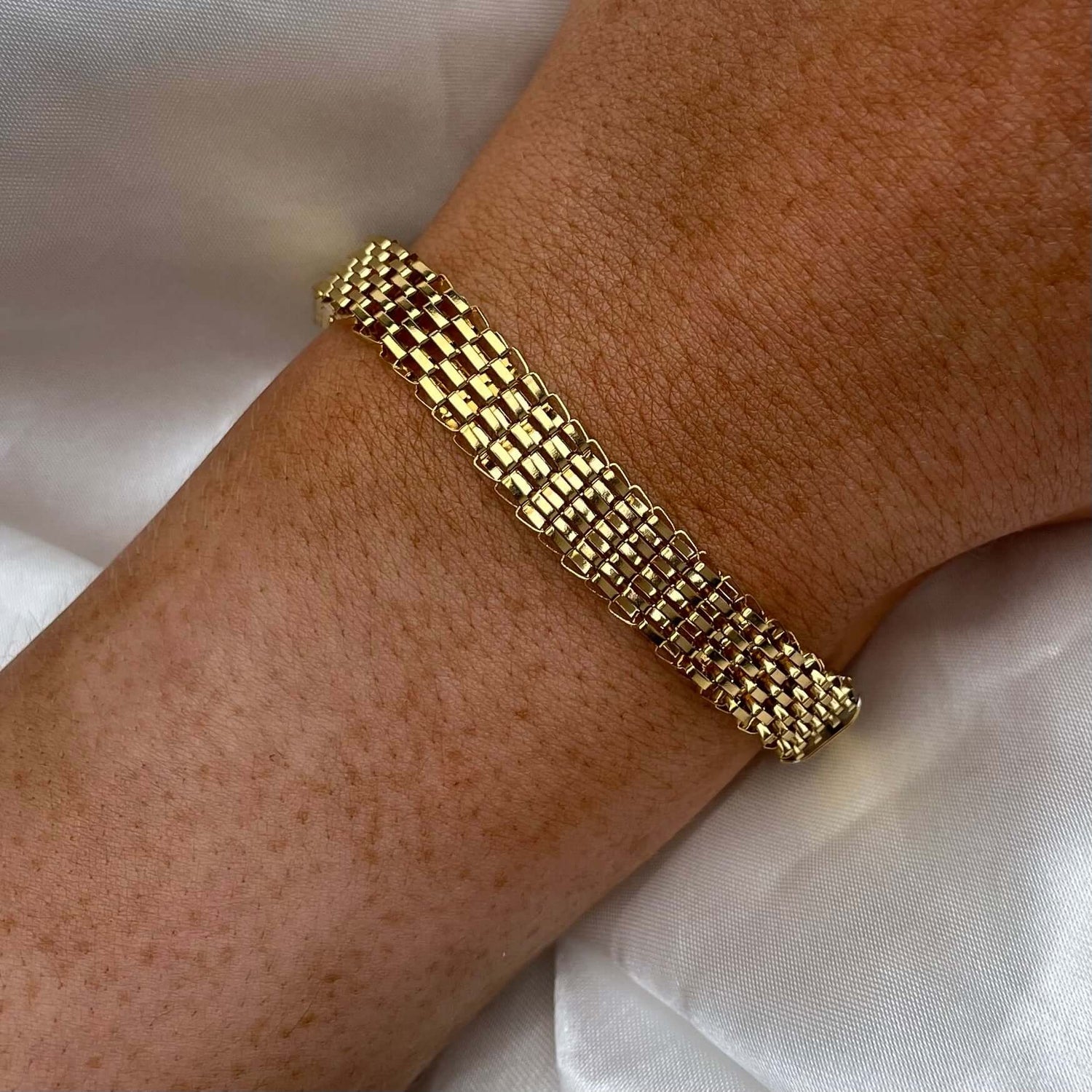 The Ash Bracelet is that subtle yet striking bracelet you didn’t know you needed. It’s the bracelet you’ll reach for every day, whether you’re layering it with Ava and Katie or letting it stand out on its own. Crafted from 18K gold plated stainless steel,